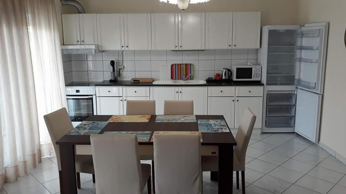 Stathoris Deluxe Apartment Néa Péramos Extérieur photo